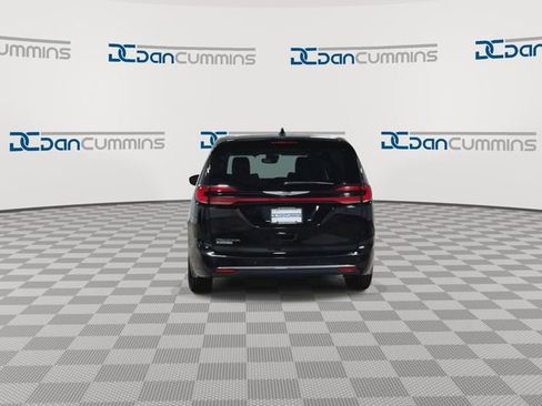 Used 2024 Chrysler Pacifica Touring-L FWD image 7
