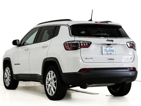 Used 2023 Jeep Compass Latitude w/ Sun and Sound Group AWD/4WD image 9