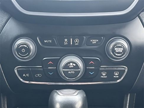 Used 2023 Jeep Cherokee Altitude Lux image 27