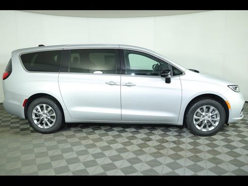 New 2026 Chrysler Pacifica Select image 2