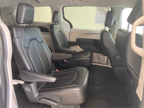 Used 2024 Chrysler Pacifica Touring-L FWD image 18