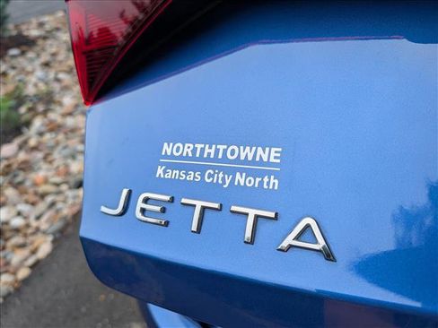 Used 2022 Volkswagen Jetta SE w/ Panoramic Sunroof Package FWD image 19