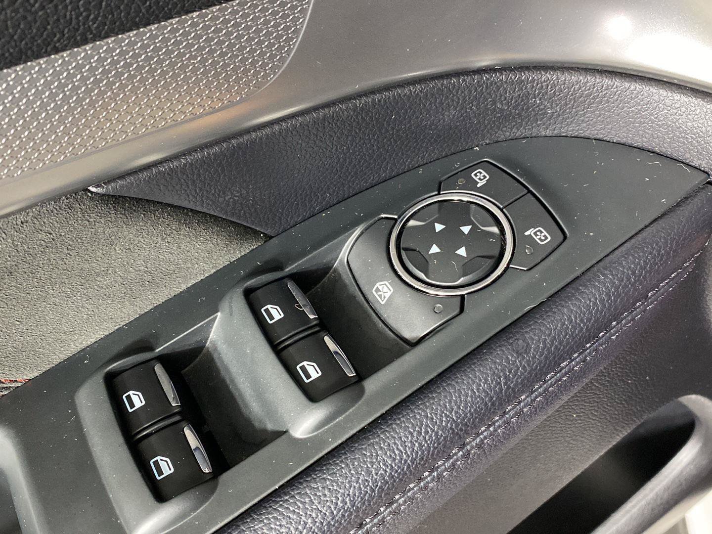 Used 2018 Ford Explorer XLT w/ Equipment Group 202A AWD/4WD image 14
