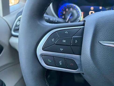 Used 2024 Chrysler Pacifica Touring-L image 14