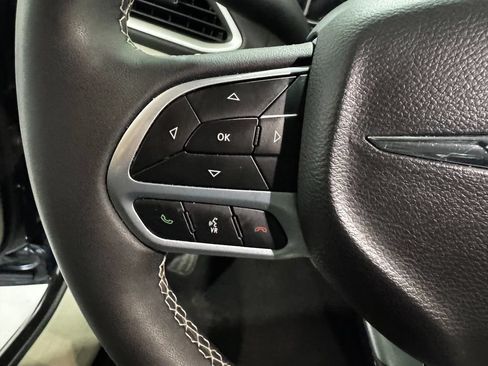 Used 2024 Chrysler Pacifica Touring-L FWD image 6