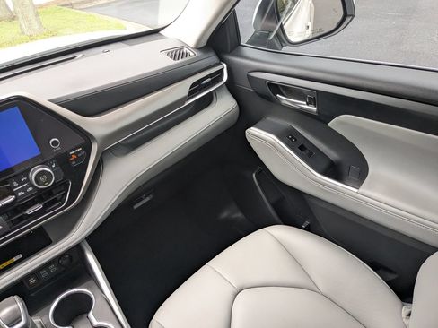 Used 2024 Toyota Highlander XLE FWD image 17