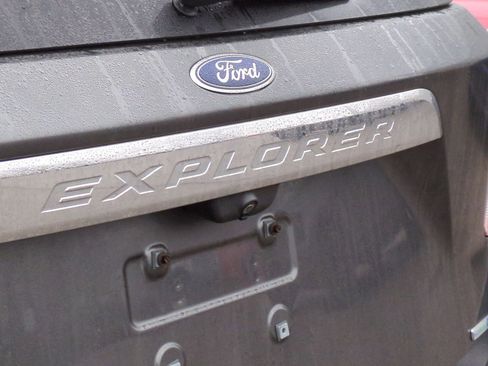 Used 2020 Ford Explorer XLT image 15