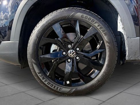 Used 2024 Volkswagen Taos SE w/ Black Wheel Package FWD image 11