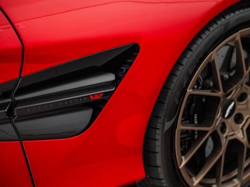 Used 2025 Aston Martin Vanquish image 9