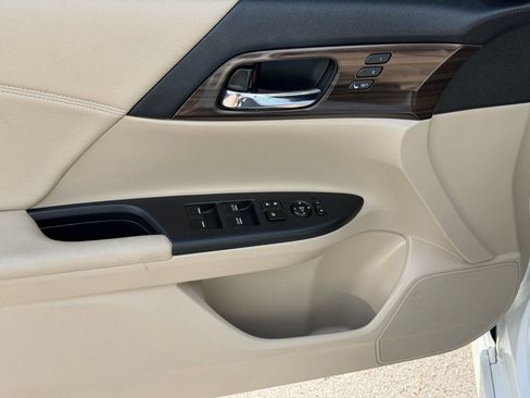 Used 2017 Honda Accord Touring image 14