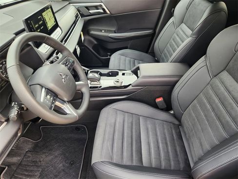New 2025 Mitsubishi Outlander SE image 9