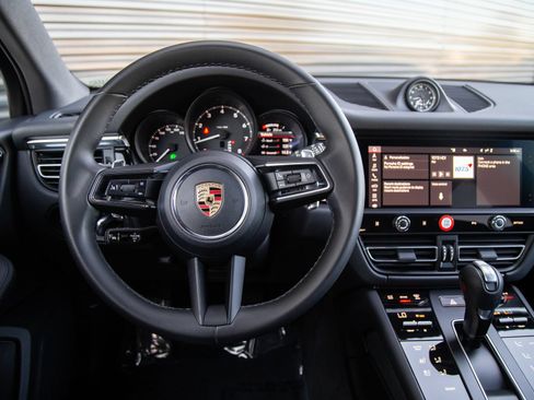 Certified 2023 Porsche Macan AWD/4WD image 16