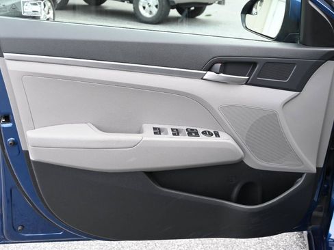 Used 2020 Hyundai Elantra SE FWD image 12