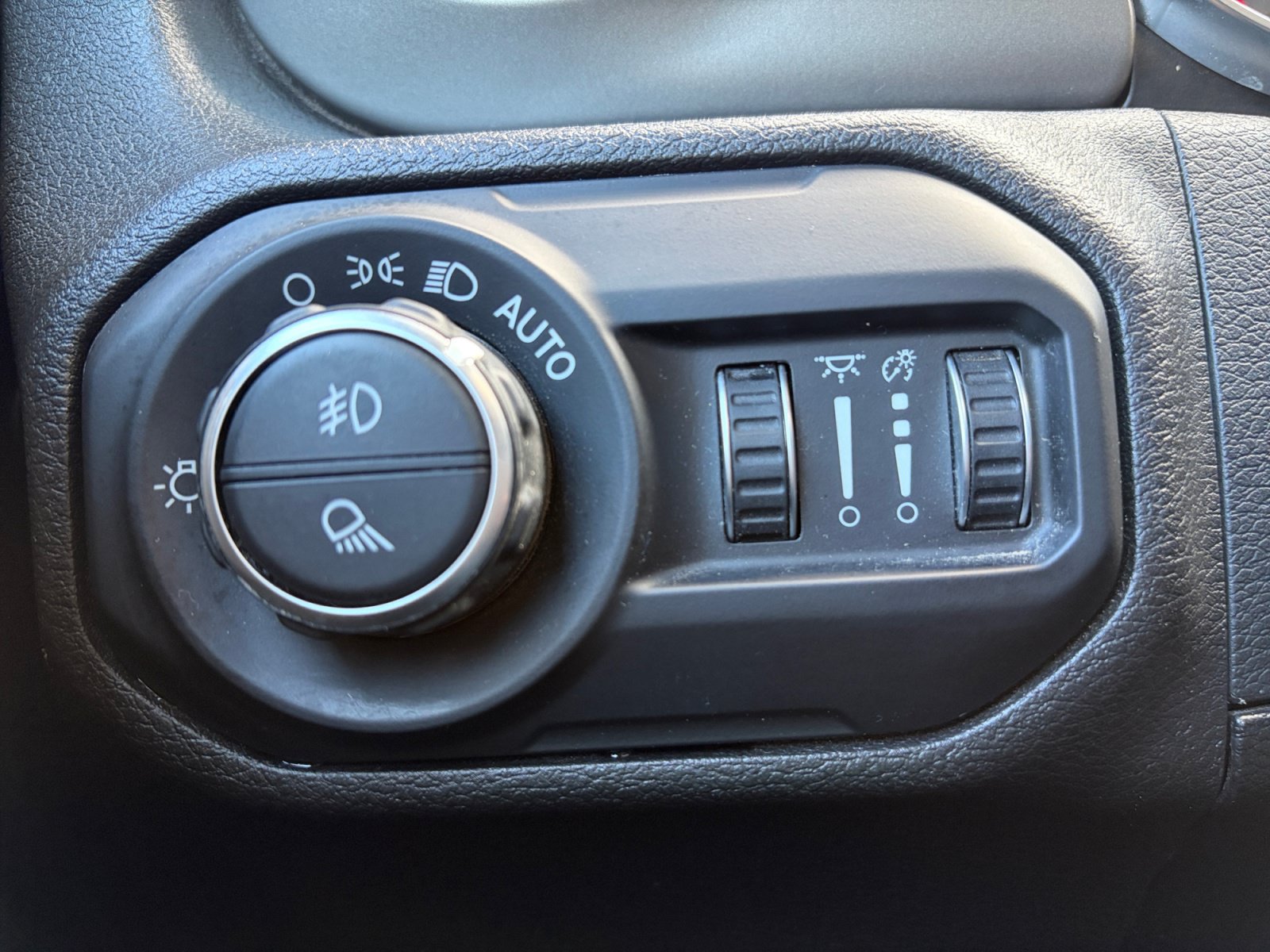 Used 2021 Jeep Gladiator Sport AWD/4WD image 16