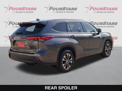 Used 2021 Toyota Highlander XLE AWD/4WD image 4