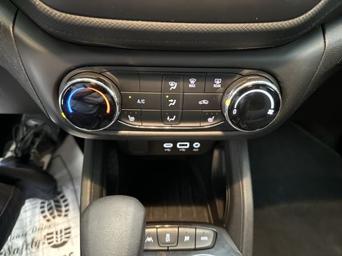 Used 2023 Chevrolet TrailBlazer LT AWD/4WD image 32