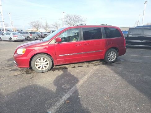 Used 2013 Chrysler Town & Country Touring image 2