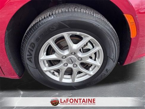 Used 2025 Chrysler Pacifica Select image 29