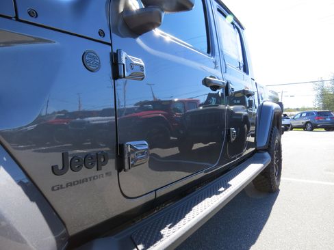 New 2025 Jeep Gladiator Sport image 14