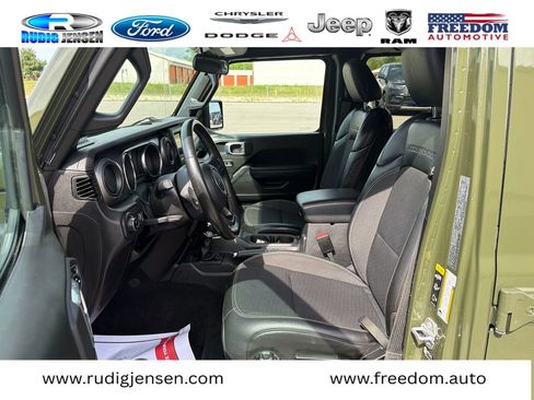 Used 2023 Jeep Gladiator Sport AWD/4WD image 9