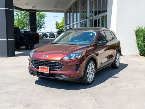 Used 2021 Ford Escape SE w/ SE Sport Appearance Package AWD/4WD image 3
