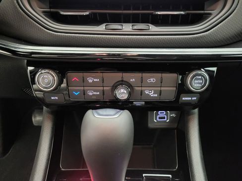 Used 2026 Jeep Compass Latitude image 32