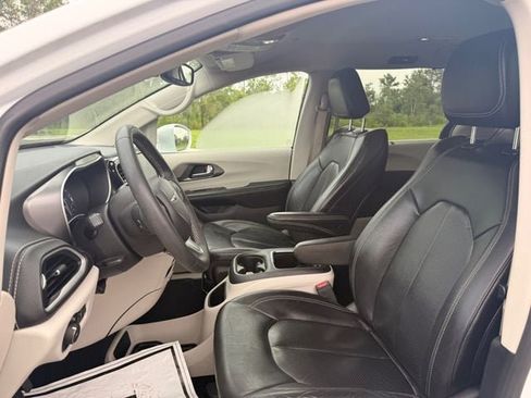 Used 2022 Chrysler Pacifica Touring-L AWD/4WD image 6