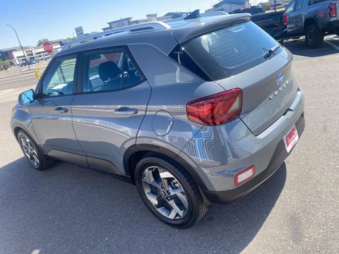 Used 2021 Hyundai Venue SEL w/ Premium Package FWD image 3