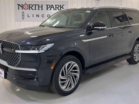 New 2026 Lincoln Navigator L Premier AWD/4WD image 5