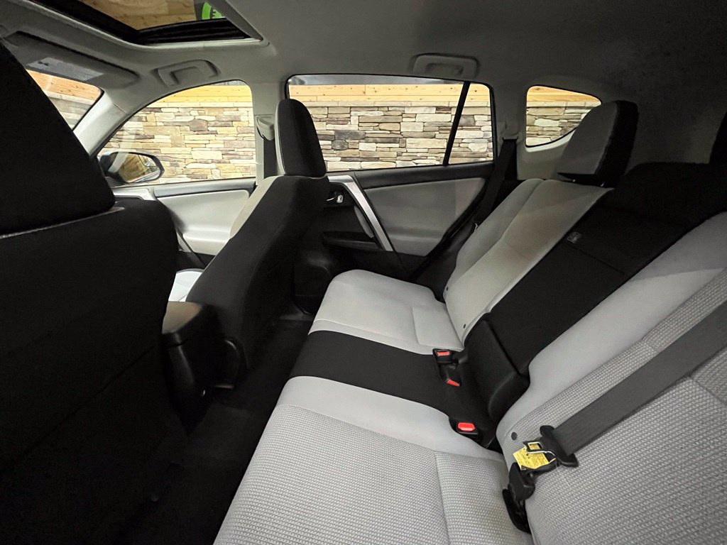 Used 2017 Toyota RAV4 XLE AWD/4WD image 30
