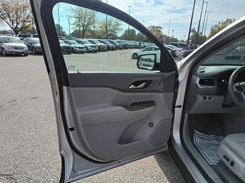 Used 2017 GMC Acadia SLE image 10