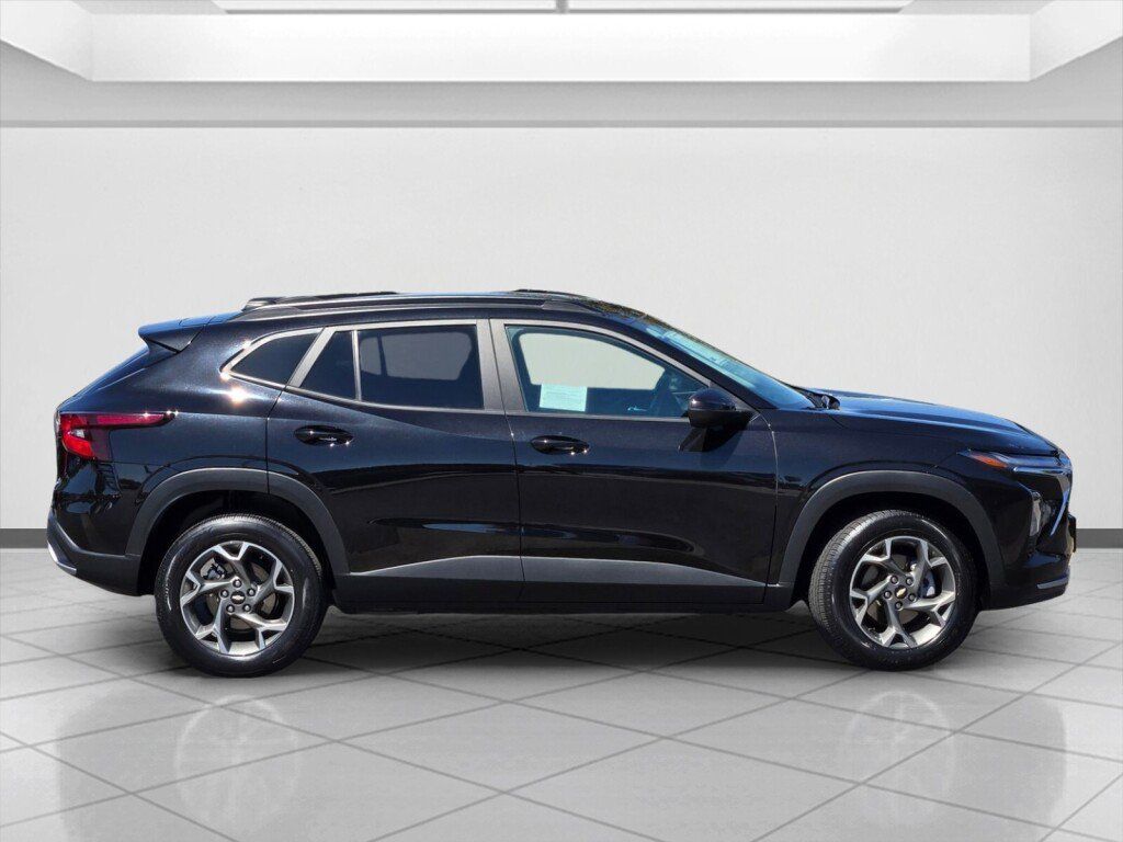 Used 2025 Chevrolet Trax LT FWD image 4