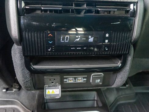 Used 2023 Jeep Wagoneer Series III w/ Premium Group I AWD/4WD image 34