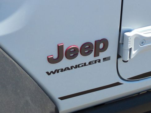 New 2025 Jeep Wrangler Unlimited Rubicon w/ Steel Bumper Group image 23