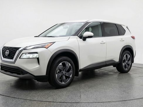 Used 2025 Nissan Rogue SV image 3
