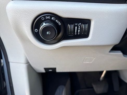 Used 2023 Chrysler Pacifica Touring-L FWD image 26