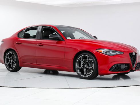 Used 2025 Alfa Romeo Giulia w/ Driving Assist Package image 7