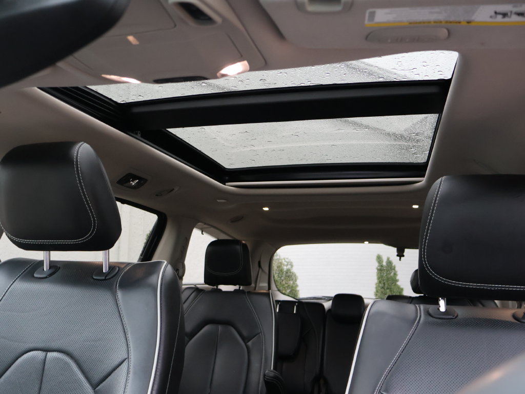 Used 2023 Chrysler Pacifica Limited FWD image 32