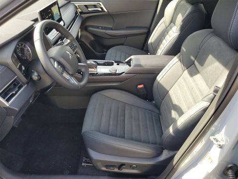 New 2025 Mitsubishi Outlander SE image 5