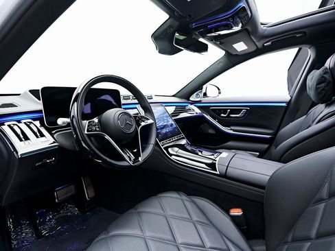 Used 2025 Mercedes-Benz Maybach S 580 4MATIC image 2