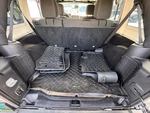 Used 2015 Jeep Wrangler Unlimited Rubicon w/ Connectivity Group image 29