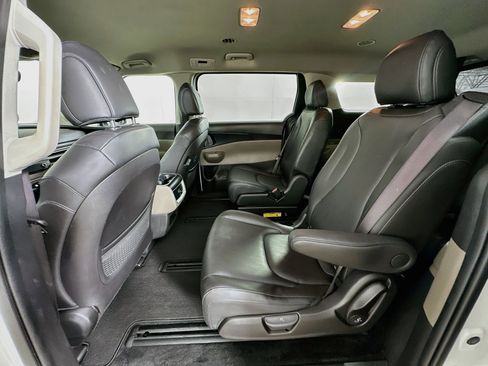 Used 2025 Kia Carnival FWD image 29