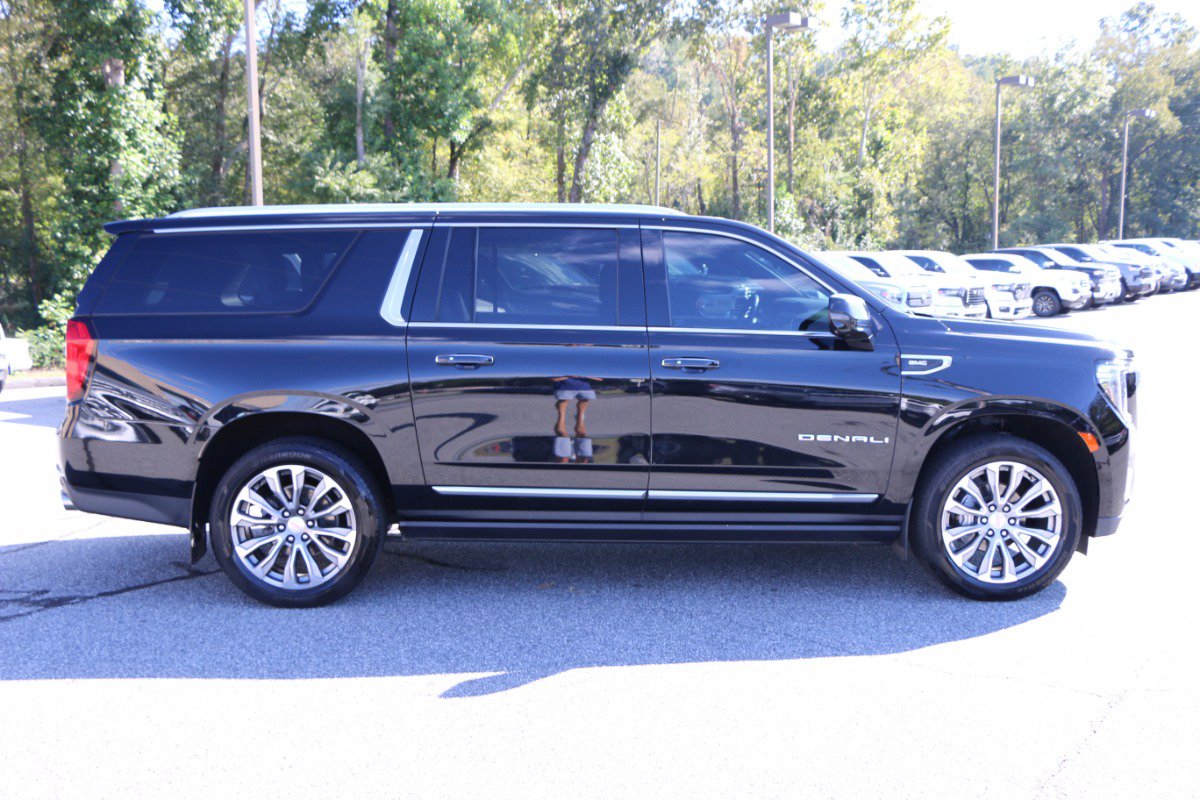 Used 2021 GMC Yukon XL Denali w/ Denali Premium Package AWD/4WD image 9