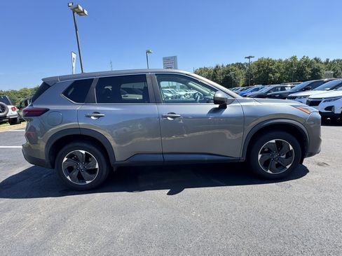 Used 2024 Nissan Rogue SV AWD/4WD image 4