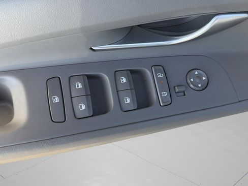 Used 2025 Hyundai Elantra SE image 25