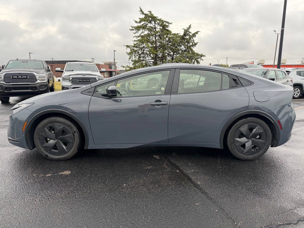 Used 2025 Toyota Prius LE FWD image 4