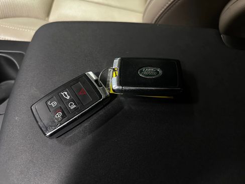 Used 2020 Land Rover Discovery Landmark image 47