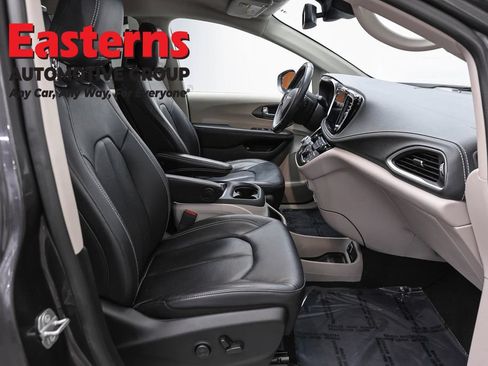 Used 2022 Chrysler Pacifica Touring-L w/ Uconnect Theater Family Group FWD image 25