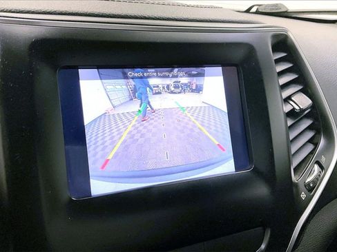 Used 2020 Jeep Cherokee Latitude w/ Cold Weather Group image 20