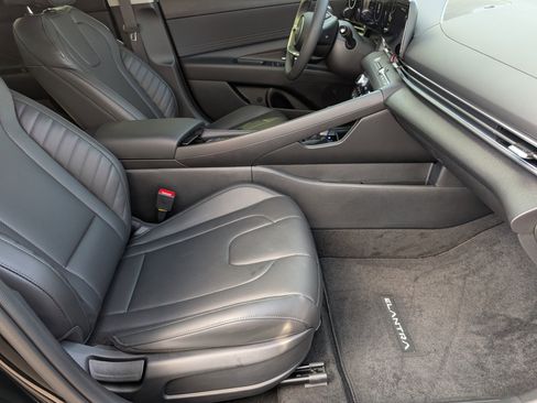 Used 2025 Hyundai Elantra Limited image 28